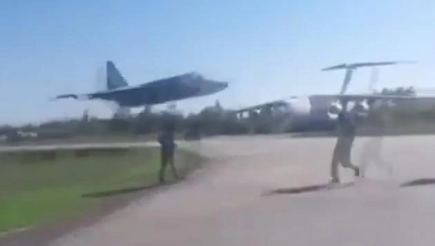 Ο ορισμός του low pass από ένα SU-24 στην Ουκρανία (βίντεο)